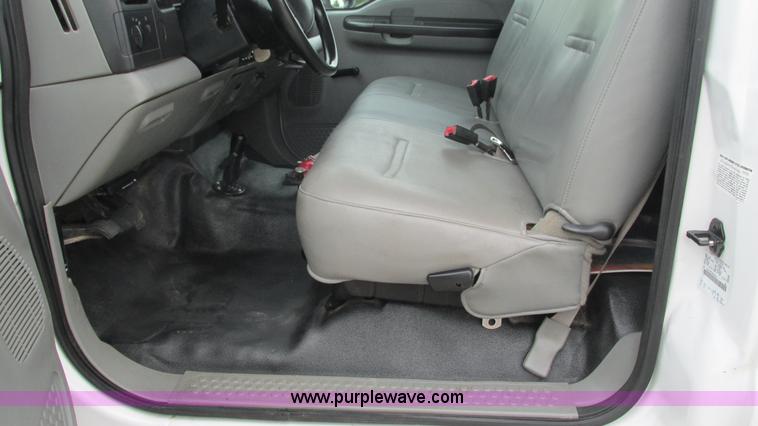 image for item J8529 2006 Ford F550 service truck with crane