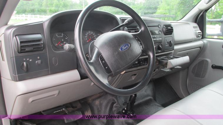 image for item J8529 2006 Ford F550 service truck with crane