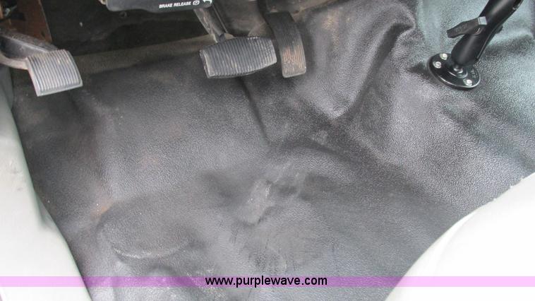 image for item J8529 2006 Ford F550 service truck with crane