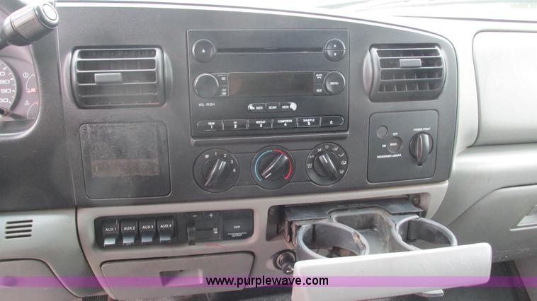 image for item J8529 2006 Ford F550 service truck with crane