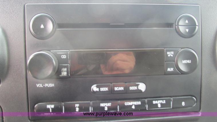 image for item J8529 2006 Ford F550 service truck with crane