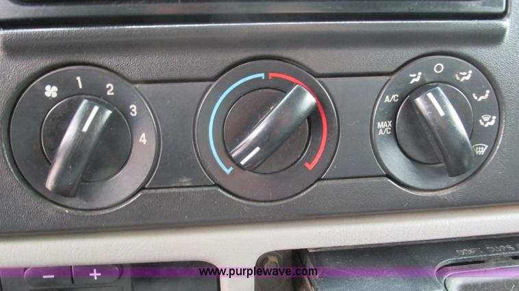 image for item J8529 2006 Ford F550 service truck with crane