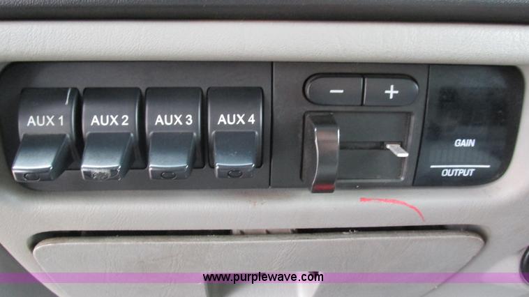 image for item J8529 2006 Ford F550 service truck with crane