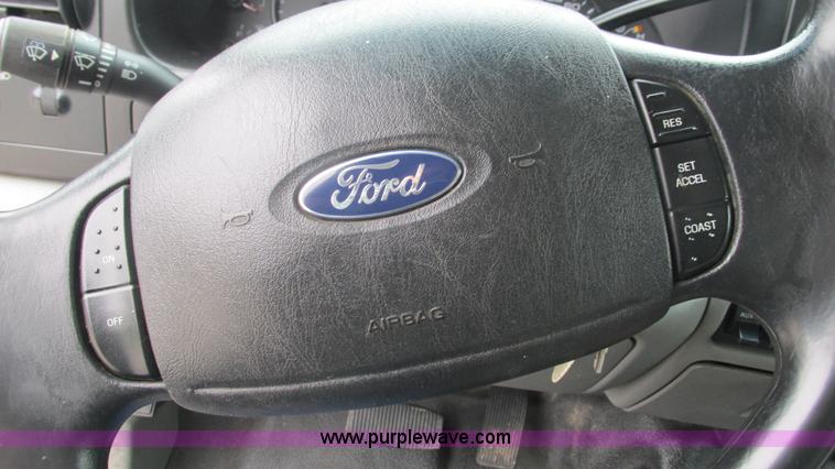 image for item J8529 2006 Ford F550 service truck with crane