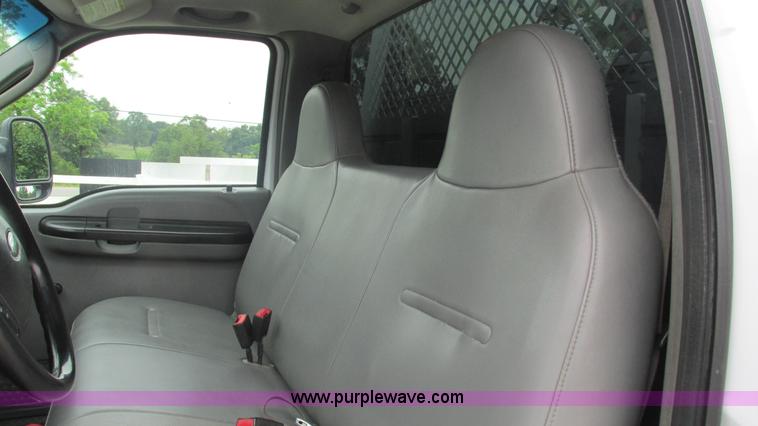 image for item J8529 2006 Ford F550 service truck with crane