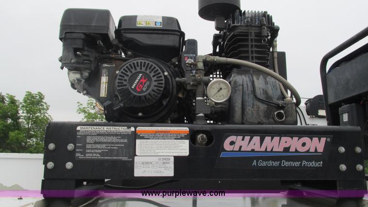 image for item J8529 2006 Ford F550 service truck with crane