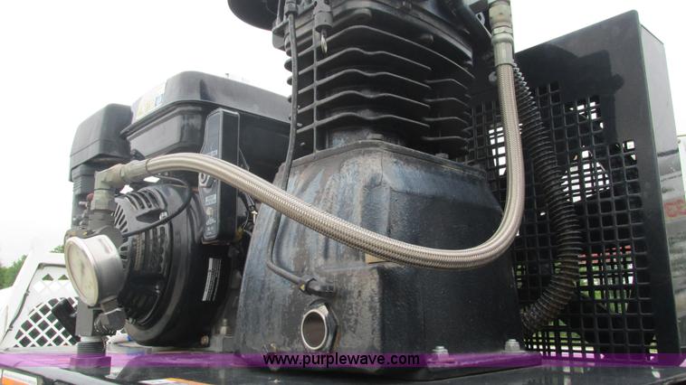 image for item J8529 2006 Ford F550 service truck with crane