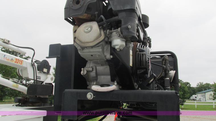 image for item J8529 2006 Ford F550 service truck with crane