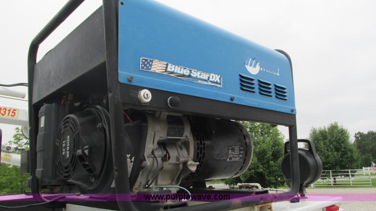 image for item J8529 2006 Ford F550 service truck with crane