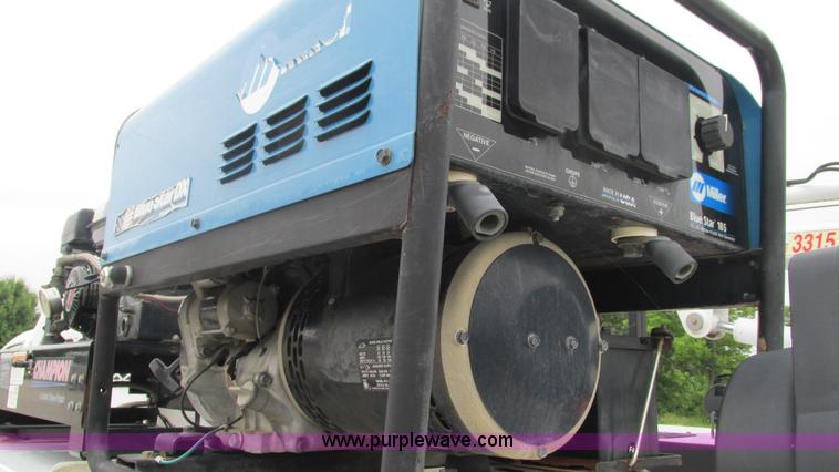 image for item J8529 2006 Ford F550 service truck with crane