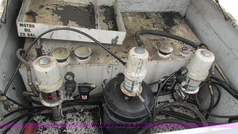 image for item J8529 2006 Ford F550 service truck with crane