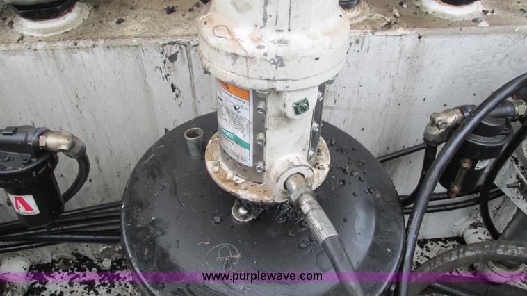 image for item J8529 2006 Ford F550 service truck with crane