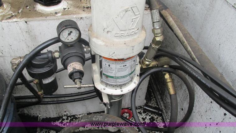 image for item J8529 2006 Ford F550 service truck with crane