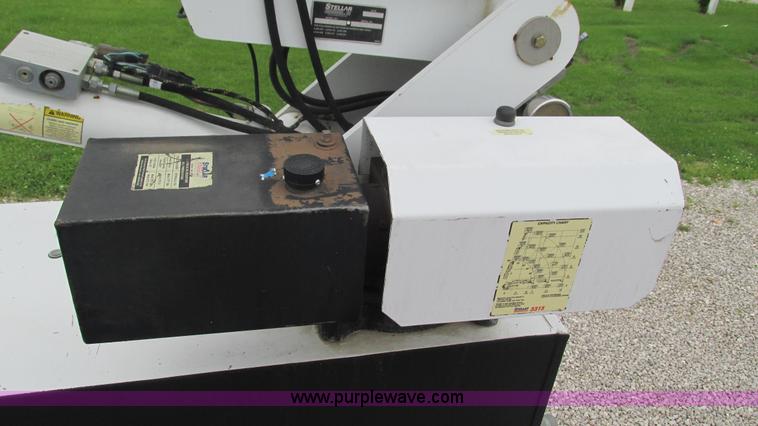 image for item J8529 2006 Ford F550 service truck with crane