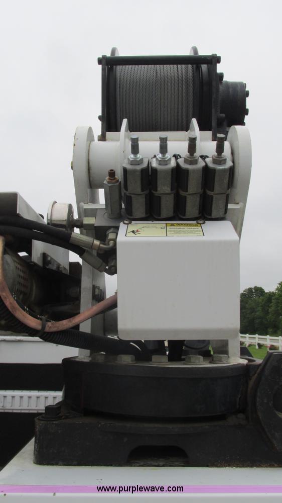 image for item J8529 2006 Ford F550 service truck with crane