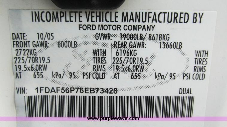 image for item J8529 2006 Ford F550 service truck with crane