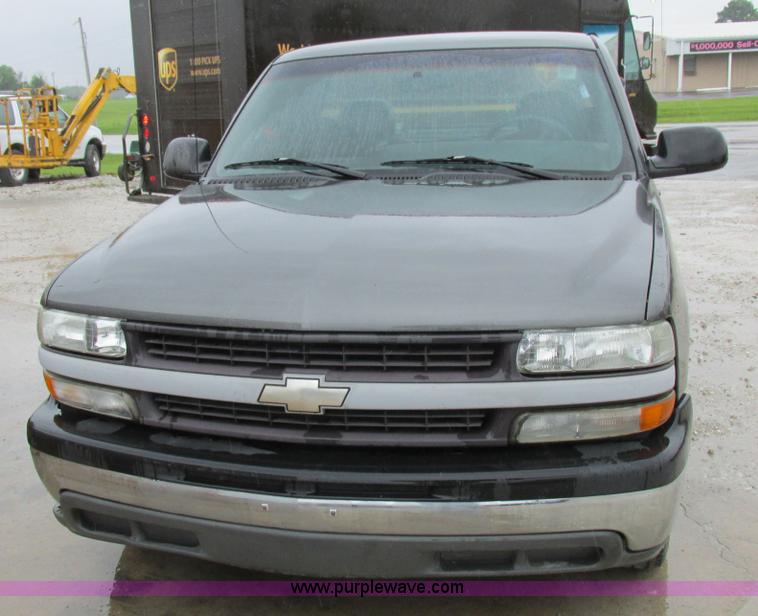 image for item K2144 1999 Chevrolet Silverado 1500 pickup truck