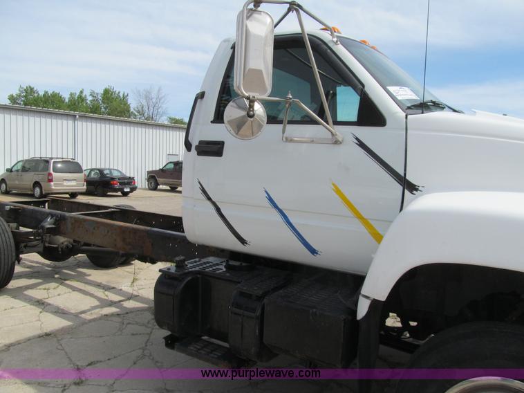 image for item K5650 1998 Chevrolet C6500 cab and chassis