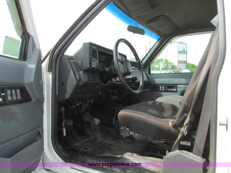image for item K5650 1998 Chevrolet C6500 cab and chassis