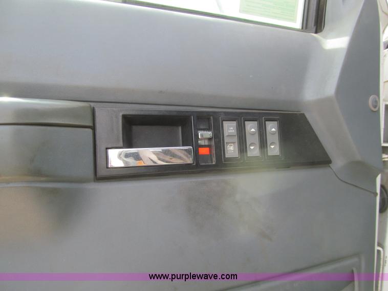 image for item K5650 1998 Chevrolet C6500 cab and chassis