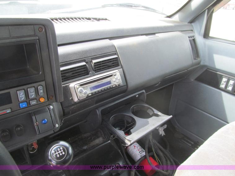 image for item K5650 1998 Chevrolet C6500 cab and chassis