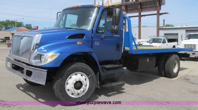 image for item K5657 2005 International 7300 rollback truck