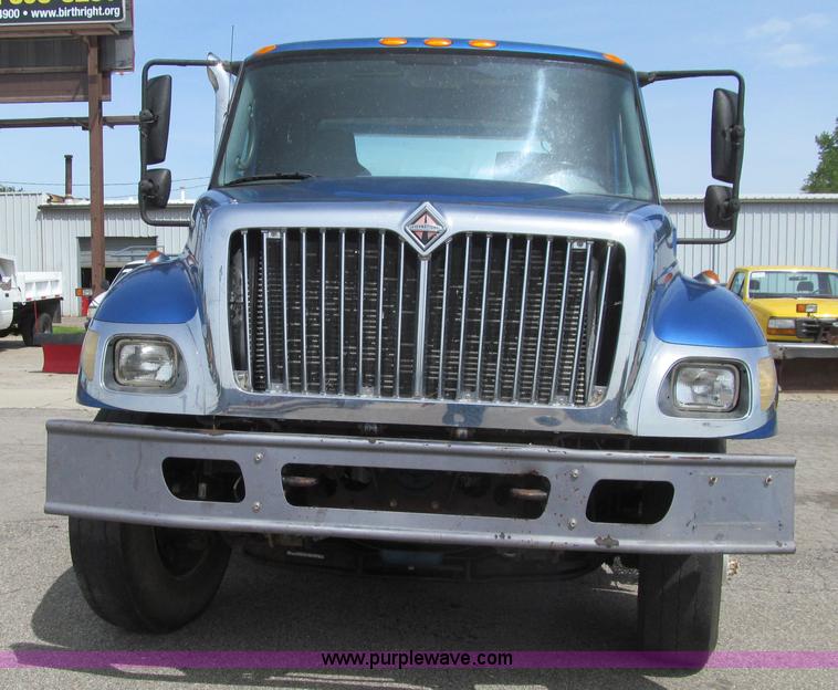 image for item K5657 2005 International 7300 rollback truck