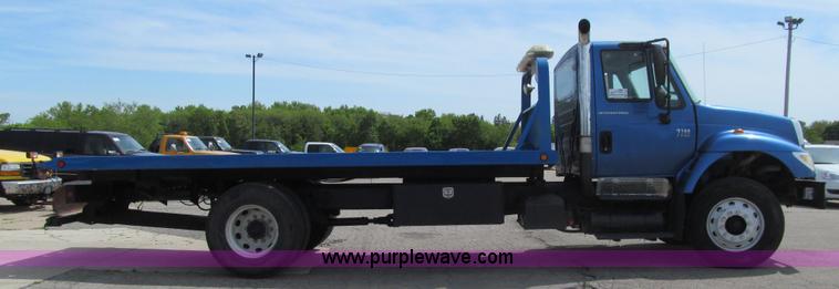 image for item K5657 2005 International 7300 rollback truck