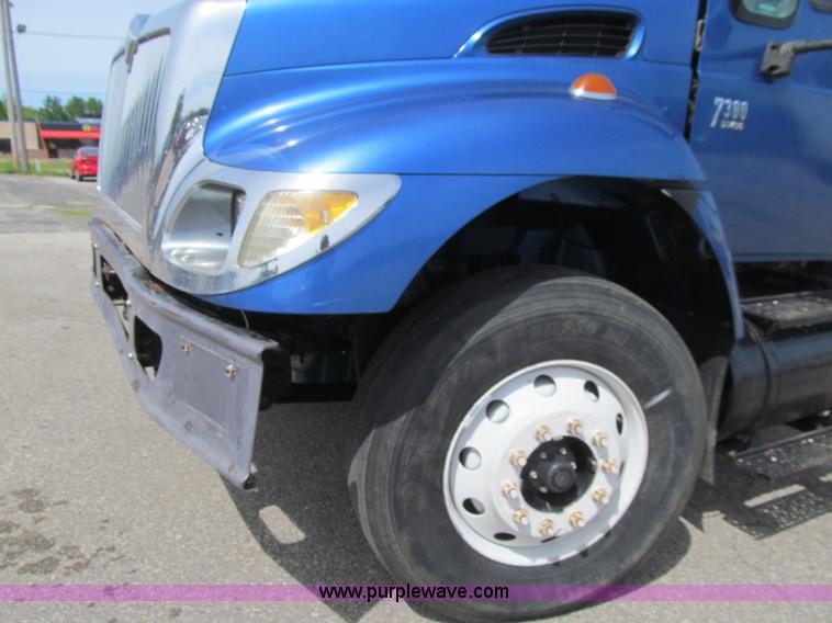 image for item K5657 2005 International 7300 rollback truck