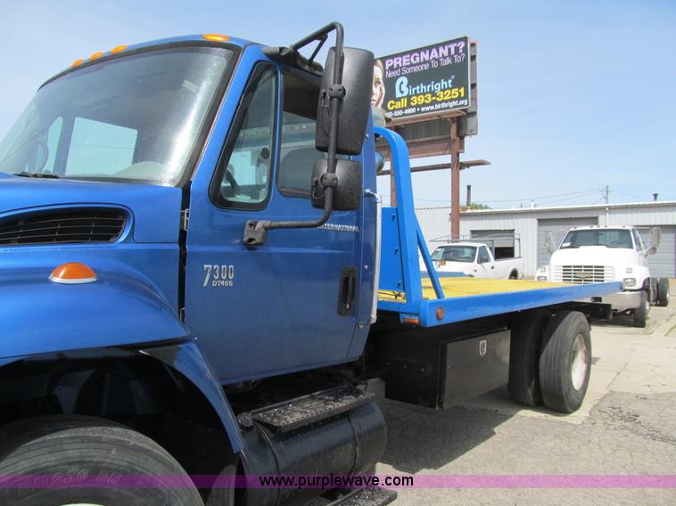 image for item K5657 2005 International 7300 rollback truck