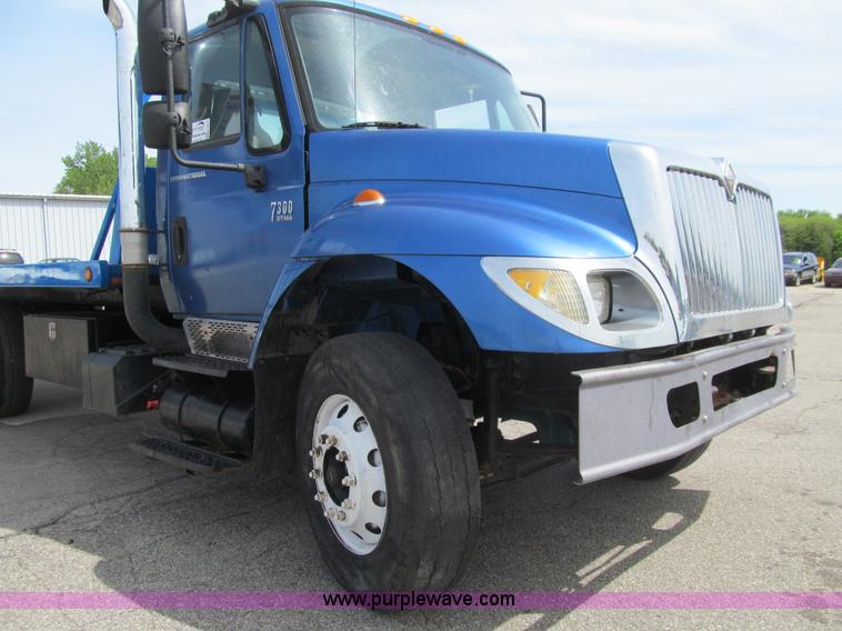 image for item K5657 2005 International 7300 rollback truck