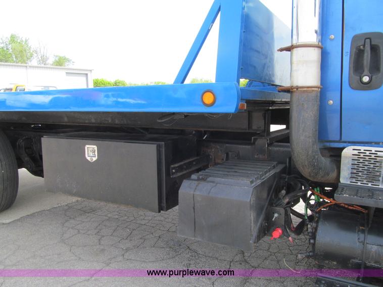 image for item K5657 2005 International 7300 rollback truck