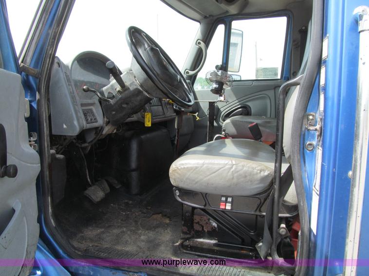 image for item K5657 2005 International 7300 rollback truck