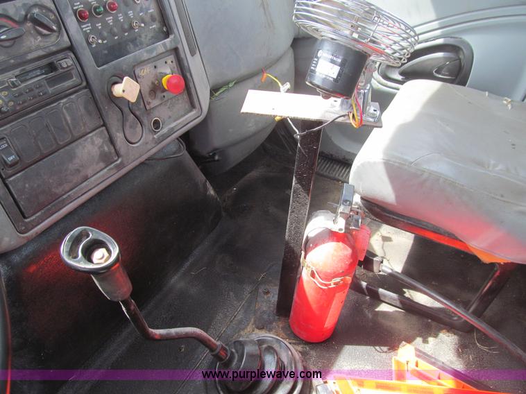 image for item K5657 2005 International 7300 rollback truck