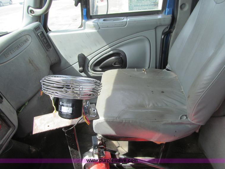 image for item K5657 2005 International 7300 rollback truck