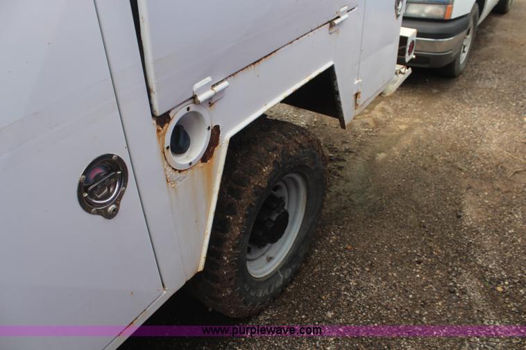 image for item K6888 2002 Ford F250 service truck with crane