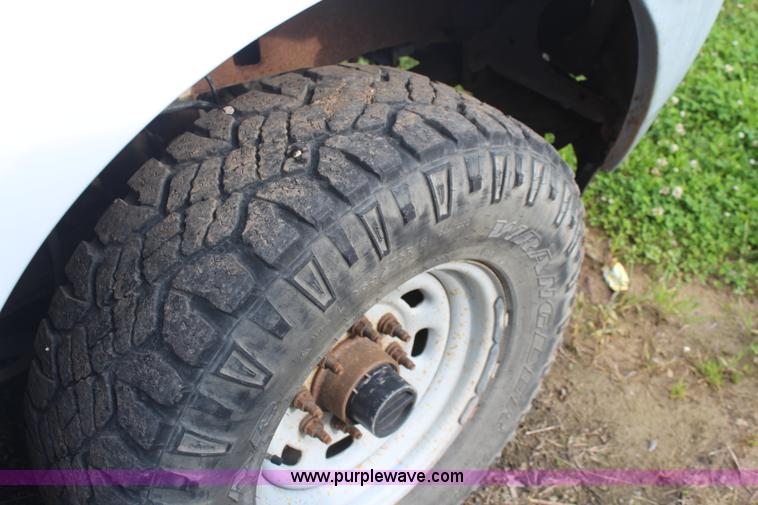 image for item K6888 2002 Ford F250 service truck with crane