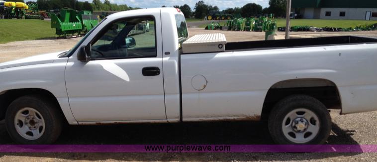 image for item K6895 2003 Chevrolet Silverado 1500 pickup truck