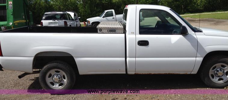 image for item K6895 2003 Chevrolet Silverado 1500 pickup truck