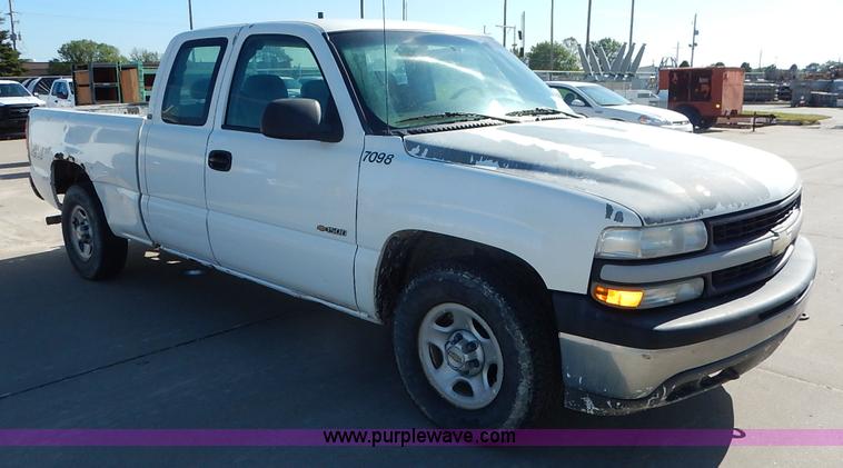 image for item K7455 2001 Chevrolet Silverado 1500 Ext. Cab pickup truck
