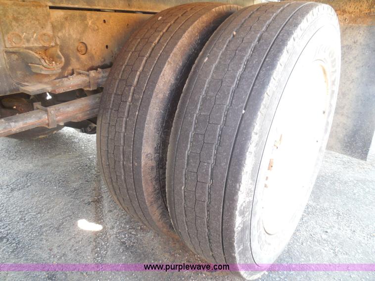 image for item K7500 2001 Isuzu NQR water truck