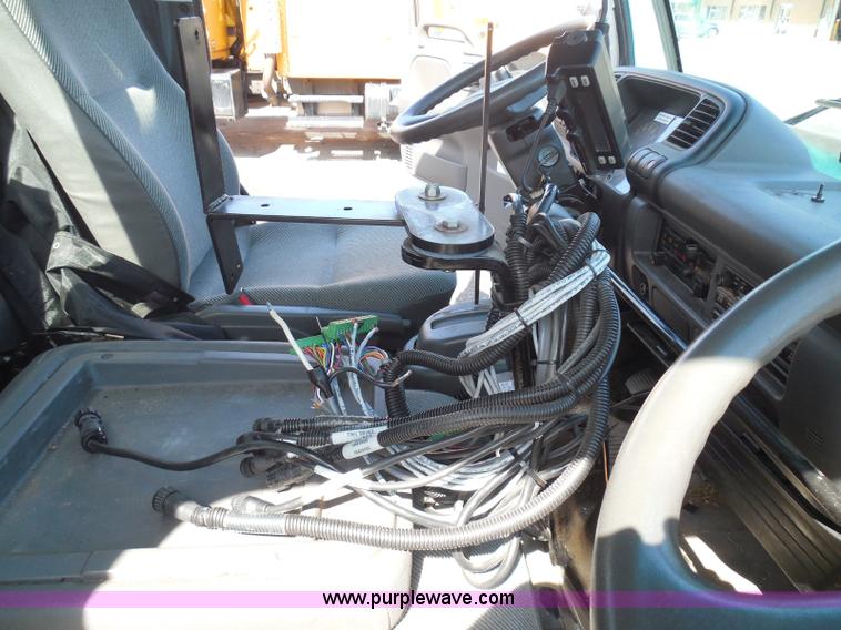 image for item K7500 2001 Isuzu NQR water truck