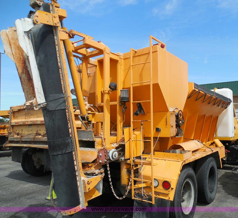 image for item K7505 1991 Ford LT8000 mixer truck