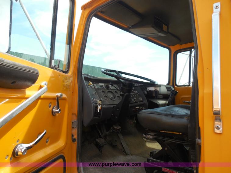 image for item K7505 1991 Ford LT8000 mixer truck