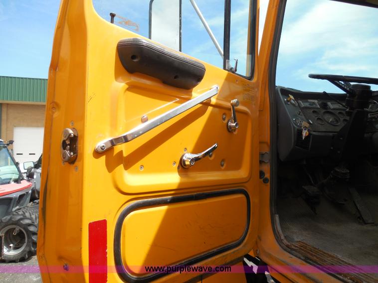 image for item K7505 1991 Ford LT8000 mixer truck