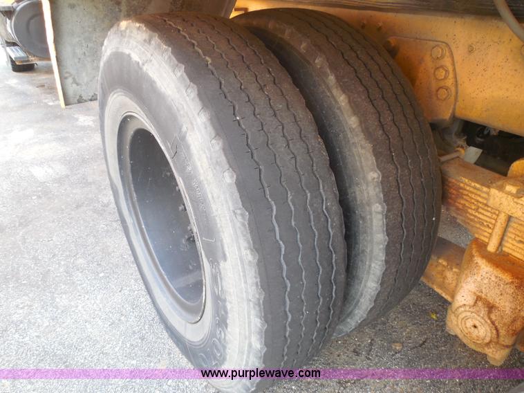 image for item K7505 1991 Ford LT8000 mixer truck