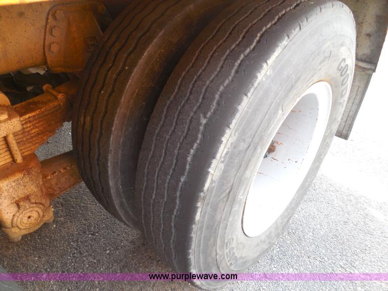 image for item K7505 1991 Ford LT8000 mixer truck