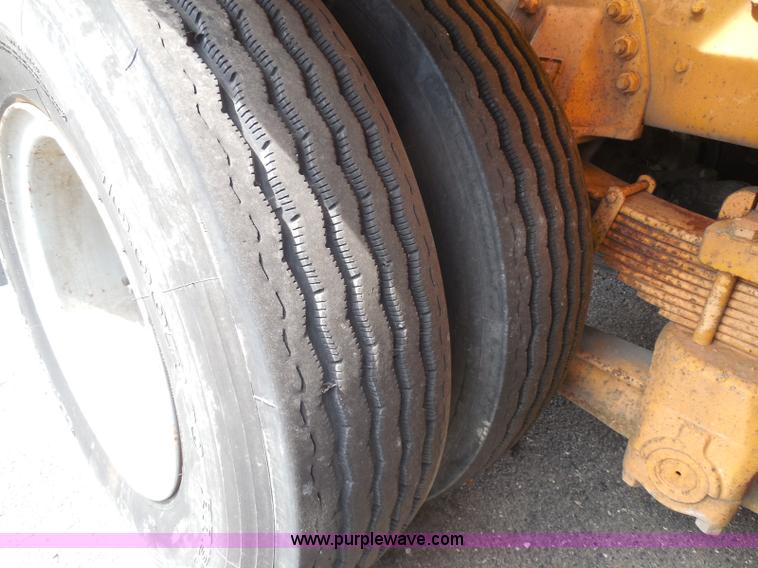 image for item K7505 1991 Ford LT8000 mixer truck