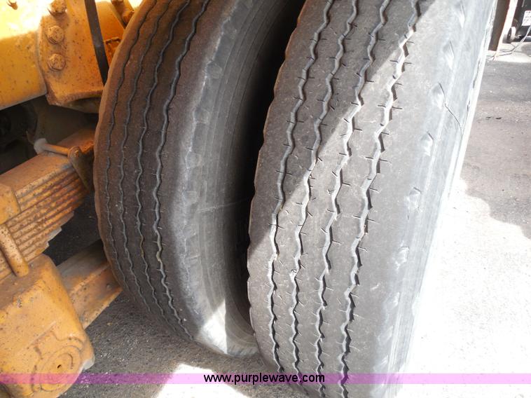 image for item K7505 1991 Ford LT8000 mixer truck