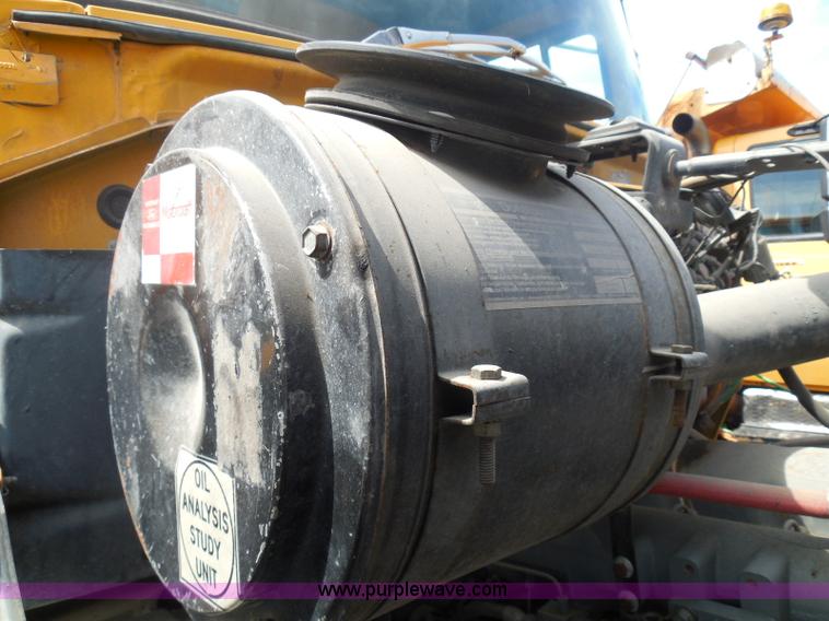 image for item K7505 1991 Ford LT8000 mixer truck